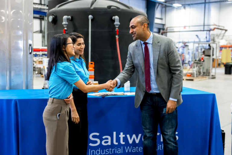 Saltworks lithium engineers shaking hands with Minister Kahlon